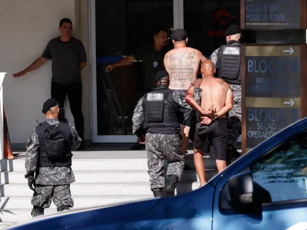 Rio de Janeiro (RJ), 23/10/2024 - Torcedores do Peñarol presos na praia do Recreio, zona oeste do Rio de Janeiro, por uma confusão generalizada, chegam na Cidade da Polícia, zona norte da cidade. Foto: Tânia Rêgo/Agência Brasil