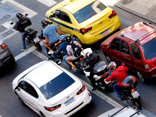 Rio de Janeiro (RJ), 30/07/2025 - Motociclistas de aplicativos transitam pelas ruas do centro do Rio.  Foto: Tânia Rêgo/Agência Brasil