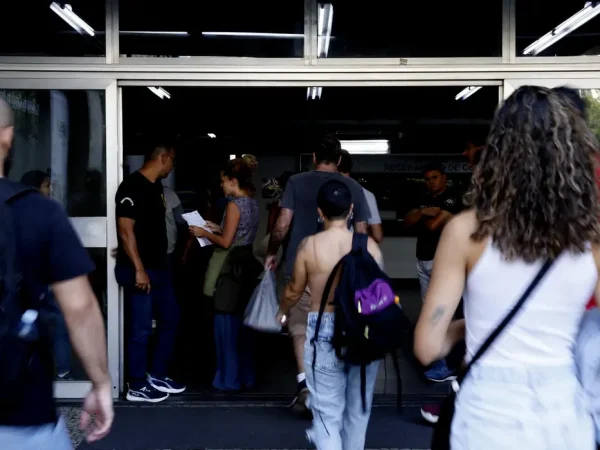 Rio de Janeiro (RJ), 18/08/2024 - Candidatos chegam para as provas do Concurso Público Nacional Unificado (CPNU)na UERJ, zona norte da cidade. Foto: Tânia Rêgo/Agência Brasil