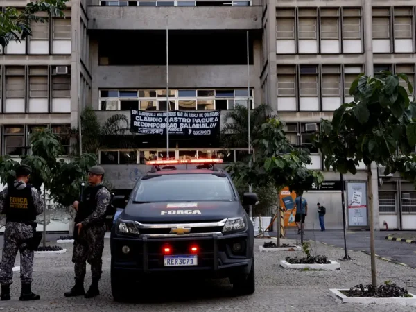 Rio de Janeiro (RJ), 18/08/2024 - Candidatos chegam para as provas do Concurso Público Nacional Unificado (CPNU)na UERJ, zona norte da cidade. Foto: Tânia Rêgo/Agência Brasil