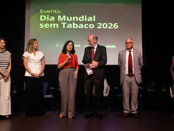 _rbr4468 Rio de Janeiro (RJ), 28/05/2026 - Nísia Trindade, ex-ministra da Saúde, fala durante evento promovido pelo Instituto Nacional de Câncer (INCA) no Dia Mundial sem Tabaco para alertar sobre as tentativas da indústria do tabaco de retardar a aplicação da Resolução da Agência Nacional de Vigilância Sanitária (Anvisa) de 2012 (RDC 14/2012), que proíbe o uso de aditivos de sabor e aroma em produtos de tabaco, no Teatro Assist, no centro da cidade. Foto: Tânia Rêgo/Agência Brasil