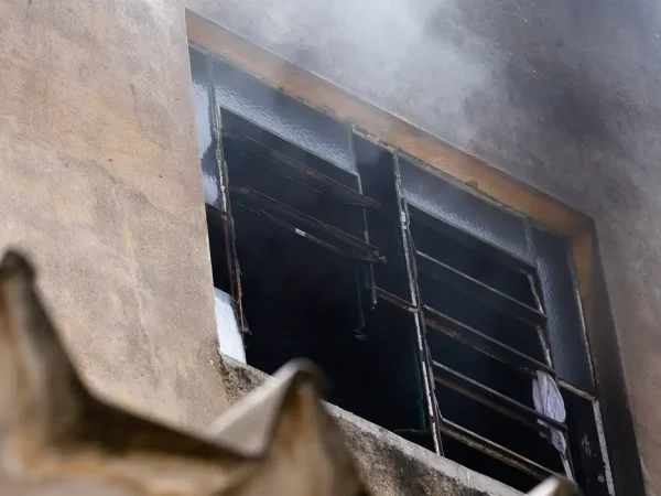 Rio de Janeiro (RJ), 12/02/2025 - Incêndio atinge a fábrica de roupas Maximus Confecções, no bairro de Ramos, na zona norte do Rio de Janeiro. A instalação produz fantasias para o carnaval carioca. Foto: Tânia Rêgo/Agência Brasil