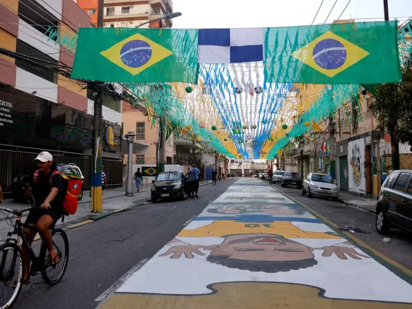 Rio de Janeiro (RJ), 09/06/2026 - Rua Pereira Nunes, em Vila Isabel, zona norte da cidade, pintada e enfeitada para a Copa do Mundo de Futebol 2026.  Foto: Tânia Rêgo/Agência Brasil