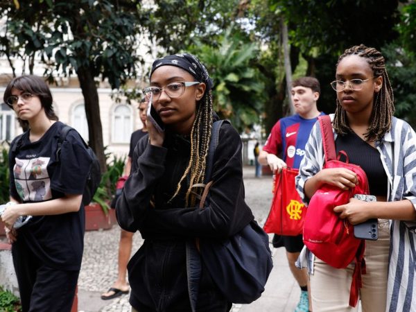 Rio de Janeiro(RJ), 10/11/2024 - Primeiros estudantes deixam o local de prova no segundo dia do Exame Nacional do Ensino Médio (Enem) 2024, na universidade UNINASSAU, no Flamengo, zona sul da cidade.  Foto: Tânia Rêgo/Agência Brasil