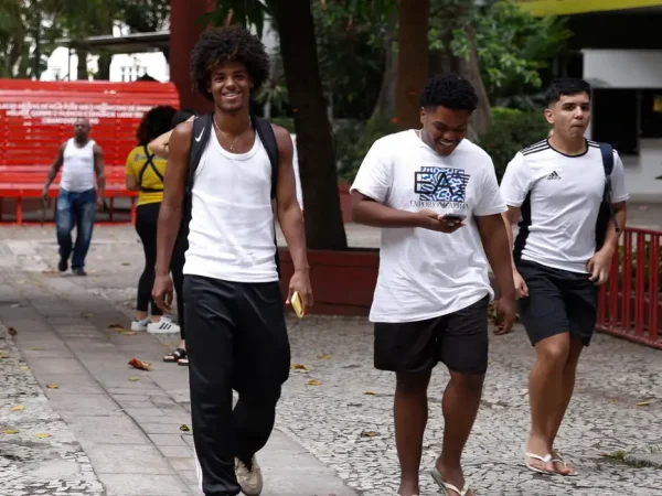 Rio de Janeiro(RJ), 10/11/2024 - Primeiros estudantes deixam o local de prova no segundo dia do Exame Nacional do Ensino Médio (Enem) 2024, na universidade UNINASSAU, no Flamengo, zona sul da cidade.  Foto: Tânia Rêgo/Agência Brasil