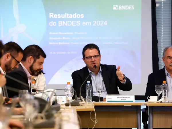 Rio de Janeiro (RJ), 25/02/2025 - O diretor de Planejamento e Relações Institucionais, Nelson Barbosa, fala durante coletiva em que o Banco Nacional de Desenvolvimento Econômico e Social (BNDES) divulga o resultado financeiro e o desempenho operacional do ano de 2024 , na sede da instituição, no centro da cidade  Foto: Tânia Rêgo/Agência Brasil