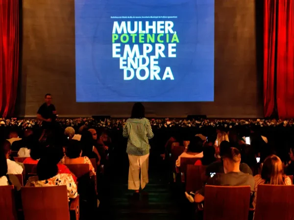 Rio de Janeiro (RJ), 18/09/2025 - Formatura de mulheres empreendedoras na periferia, no Teatro Bangu Shopping, zona oeste da cidade. O Projeto Mulher Potência Empreendedora, do Instituto da Providência, capacita mulheres para pequenos negócios em setores de gastronomia, moda e beleza. Foto: Tânia Rêgo/Agência Brasil