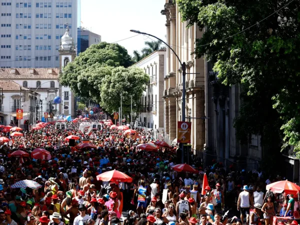 Rio de Janeiro (RJ), 01/03/2025 - Foliões se divertem no 106º desfile do Cordão da Bola Preta, no centro da cidade. Foto: Tânia Rêgo/Agência Brasil