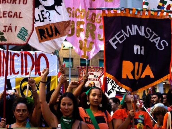 Rio de Janeiro (RJ), 10/03/2025 - Dezenas de mulheres, coletivos e sindicatos de classe participaram da marcha do Dia Internacional da Mulher, celebrado no último sábado (8), no centro da cidade.  Foto: Tânia Rêgo/Agência Brasil