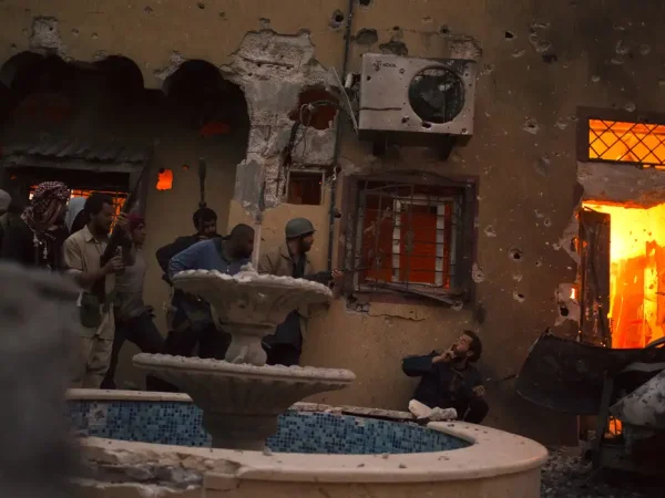 Líbia 24.04.2011 - Rebeldes invadem uma casa usada como base por soldados leais ao regime de Muammar Gaddafi. Foto: Andre Liohn/Divulgação