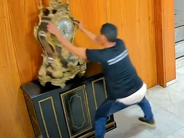 - Imagens de câmeras de segurança mostram relógio do século XVII sendo destruído por manifestante golpista.