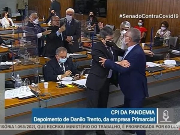 Relator da CPI e senador Jorginho Mello discutiram após Renan chamar o governo de "corrupto". — Foto: Reprodução/TV Senado