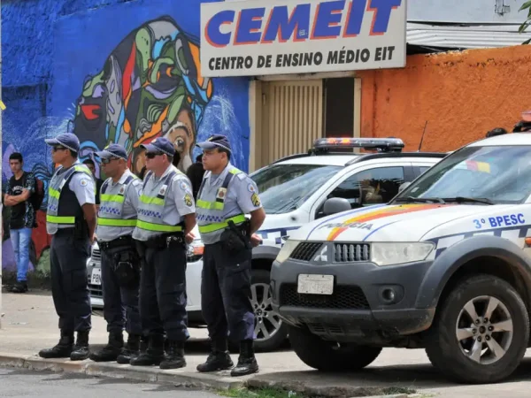 Brasília (DF), 06/07/2026 - FOTO DE ARQUIVO - Agentes da Polícia Militar do DF em frente a escola Centro de Ensino Médio EIT. Foto: Renato Araújo/Agência Brasília