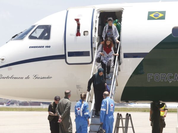 São Paulo SP 15/11/2023 Avião da FAB , Embraer VC-2, chega a São Paulo com 26 brasileiros resgatados da Faixa de Gaza.   Foto Paulo Pinto/Agencia Brasil