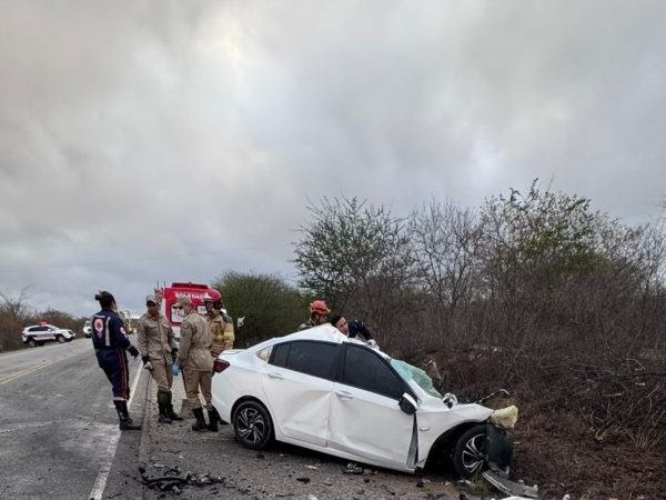 reproducao Acidente entre carro e carreta deixa cinco mortos na BR-230, na Paraíba — Foto: Reprodução