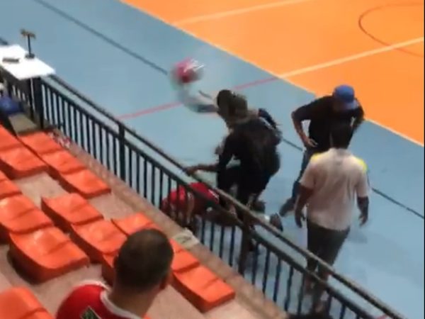 Imagem mostra torcedor no chão sendo agredido com capacete no Palácio dos Esportes, na noite desta terça-feira (19) — Foto: Reprodução/Inter TV Cabugi