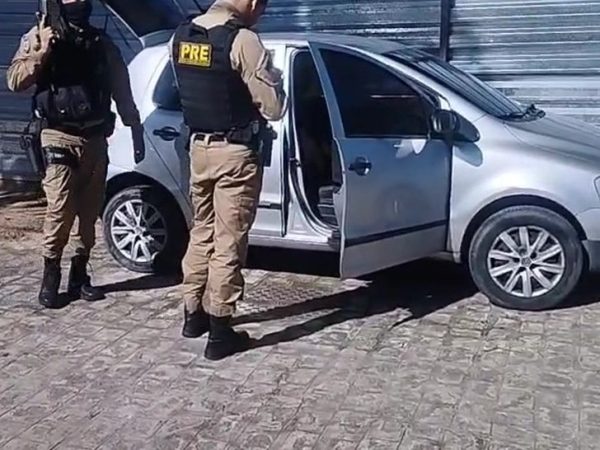 Polícia encontra carro usado em assalto a supermercado em João Pessoa horas após o crime — Foto: Reprodução / Polícia Militar