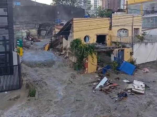 Reservatório de água rompe em Campina Grande — Foto: Reprodução/TV Cabo Branco