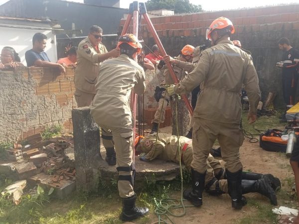 Momento em que criança surda de 10 anos é resgatada após cair em poço, na cidade de Santa Rita — Foto: Corpo de Bombeiros