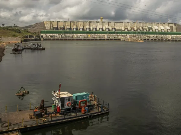 Altamira (PA), 22/12/2025 - - Retrospectiva 2025 - Foto feita em 08/01/2025 - No dia 5 de maio de 2016, foi inaugurada a Usina Hidrelétrica (UHE) Belo Monte. Localizada no Rio Xingu, no Pará, sua capacidade instalada é de 11.233,1 MW, sendo reconhecida como a maior hidrelétrica 100% brasileira.
O empreendimento utiliza, em seu reservatório principal, uma tecnologia preservacionista conhecida como fio d’água, o monitoramento das estruturas, previsto no Plano, é um dos mais bem equipados do país. Dispondo de 1.976 instrumentos, de 12 diferentes tipos, realiza-se uma avaliação periódica ao desempenho das estruturas de concreto dos 28 diques que conformam o Reservatório Intermediário e das barragens de Pimental e Belo Monte.
Foto: Joédson Alves/Agência Brasil