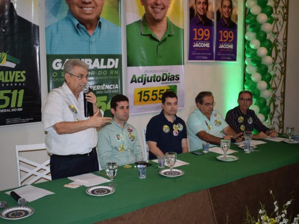 Em pé, o candidato a reeleição, senador Garibaldi Alves Filho (Foto: Divulgação)