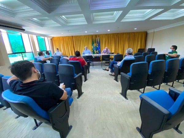 Reunião contou com participação de representantes dos oito clubes — Foto: Iuri Seabra/FNF