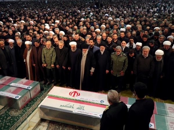 Aiatolá Ali Khamenei (ao centro) participa de funeral de Qassem Soleimani em Teerã — Foto: Site oficial de Ali Khamenei/Reuters