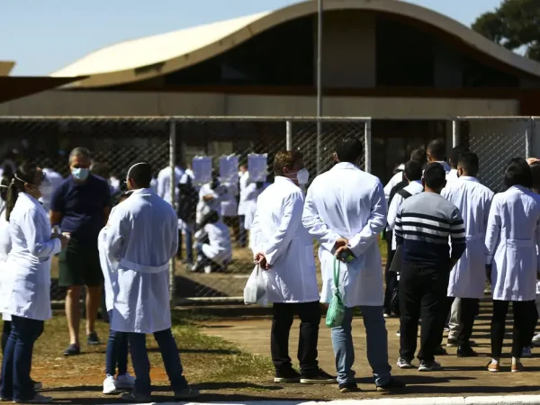 Médicos chegam ao local de prova para a segunda etapa do Exame Nacional de Revalidação de Diplomas Médicos Expedidos por Instituição de Educação Superior Estrangeira (Revalida) 2020, em Brasília.