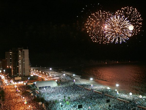 O réveillon de Fortaleza é realizado pela Prefeitura à beira-mar, no Aterro da Praia de Iracema. — Foto: Natinho Rodrigues/SVM — Foto: Alex Costa/Agência Diário