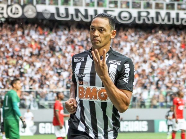 Ricardo Oliveira marcou dois gols na vitória por 3 a 2 — Foto: Denis Dias/Gazeta Press