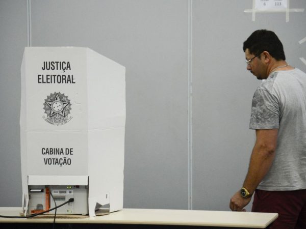 Eleitores do Rio de Janeiro votam para presidente no segundo turno no maior colégio eleitoral da capital, Expo Mag, na Cidade Nova, região central da cidade