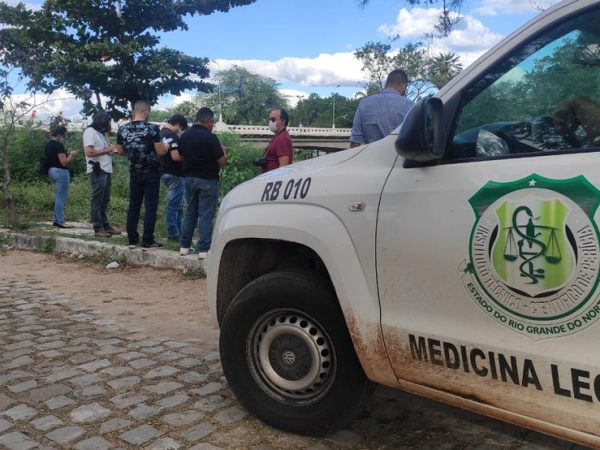Após denúncia de populares à Polícia Militar, equipe do Corpo de Bombeiros localiza e faz a retirada de corpo em rio no Centro de Mossoró — Foto: Isaiana Santos/Inter TV Cabugi