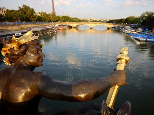 Paris 2024 Olympics - Triathlon - Men's Individual - Alexander III Bridge, Paris, France - July 30, 2024. General view as the Men's Individual Triathlon is postponed as pollution levels in the river Seine remain too high REUTERS/Fabrizio Bensch     TPX IMAGES OF THE DAY