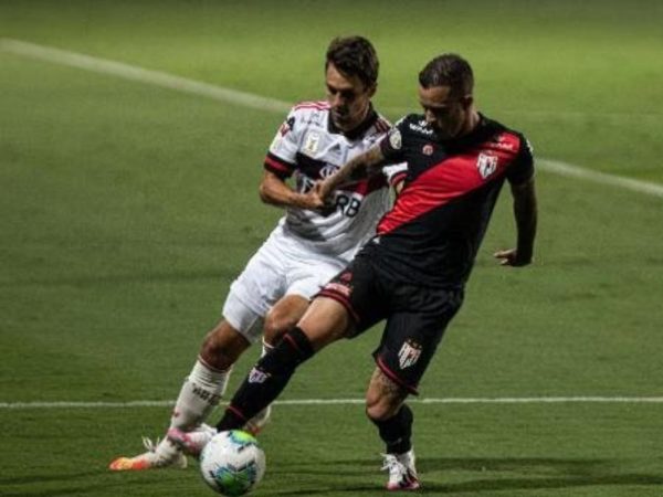 Rodrigo Caio e Ferrareis disputam bola durante Atlético-GO x Flamengo — Foto: Heber Gomes/AGIF