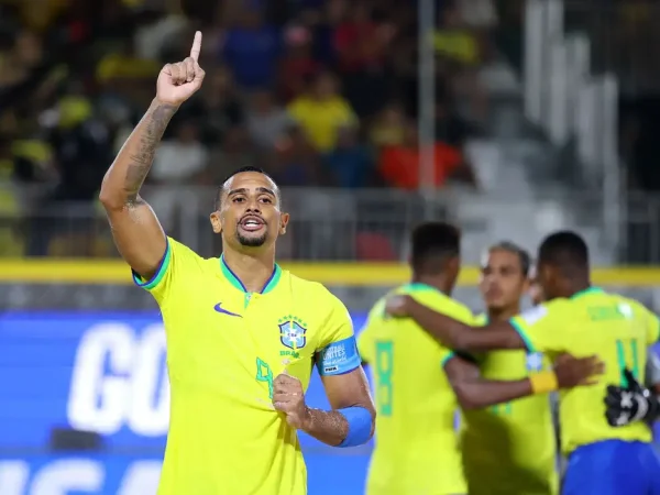 Rodrigo, camisa 9 e capitão da seleção, marca  duas vezes na goleda de 6 a 0 na Espanha, nas quarta de final da  Copa do Mundo de futebol de areia - beach soccer - em 08/05/2025