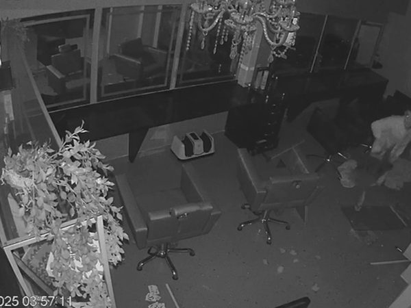 Criminosos invadem salão de beleza e roubam cabelos em João Pessoa — Foto: Reprodução/TV Cabo Branco