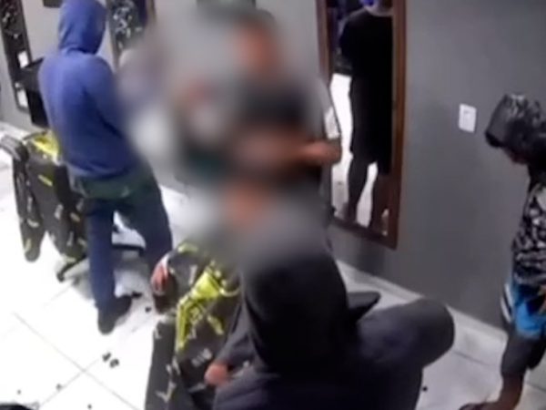 Três homens armados assaltam barbearia em Cabedelo, na Paraíba — Foto: Reprodução