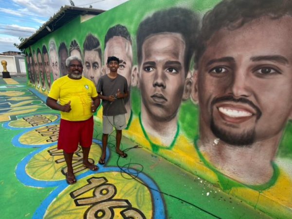 Pai e filho são responsáveis por pinturas na Rua da Copa em Macaíba — Foto: Kleber Teixeira/Inter TV Cabugi
