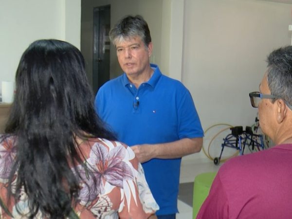 O candidato cumpriu agenda em uma unidade da Associação de Pais e Amigos dos Excepcionais (APAE), no bairro dos Bancários. — Foto: Reprodução/TV Cabo Branco