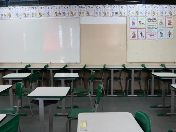 Sala de aula vazia da Escola Estadual Terezine Arantes Ferraz Bibliotecaria, no Parque Casa de Pedra, zona norte da capital.