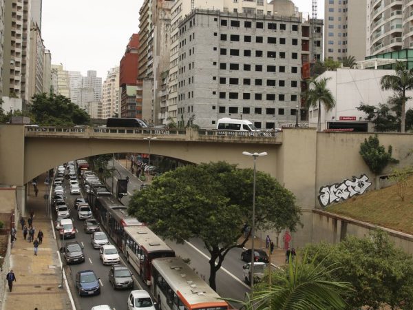 Protesto de motoristas de ônibus paralisa vias do centro de São Paulo
