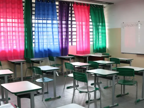 Sala de aula vazia da Escola Estadual Terezine Arantes Ferraz Bibliotecaria, no Parque Casa de Pedra, zona norte da capital.