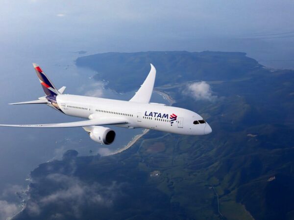 LATAM Boeing 787-9 Dreamliner photographed on May 13, 2016 from Wolfe Air Aviation Learjet 25B. Foto: Chad Slattery/LATAM