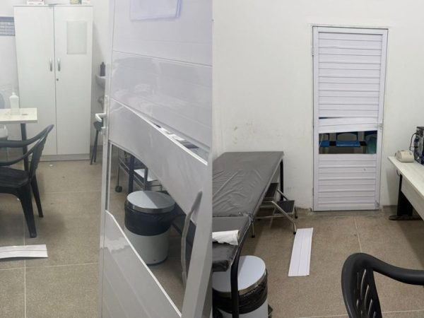 Porta da sala de consultório médico foi quebrada por acompanhante, no Valentina — Foto: Divulgação/SIMED-JP