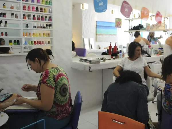 Cabelereiros e barbeiros, E / D : Cabelereiras,  Marina Praia e Vânia Praia