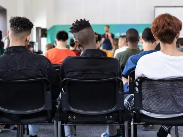 Alunos em sala de aula. Foto: Sam Balye/Unsplash