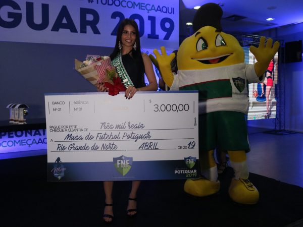 Como prêmio, Samara Bezerra recebeu a faixa de Musa do Futebol Potiguar e um cheque de R$ 3 mil — Foto: Jocaff Souza / FNF