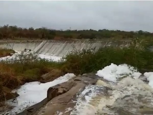 Moradores registraram sangria da barragem Sacramento, entre São João do Sabugi e Caicó na região Seridó — Foto: Emídio Gonçalves