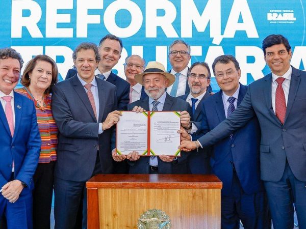 Presidente Lula (C) sanciona a lei que regulamenta a reforma tributáriaDeputados aprovaram em dezembro o projeto que regulamenta a reforma tributária - Ricardo Stuckert/Secom-PRBruno Spada/Câmara dos Deputados