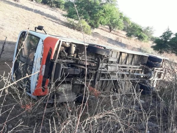 Acidente aconteceu com ônibus que levava alunos da rede pública de Santana do Matos — Foto: Redes Sociais